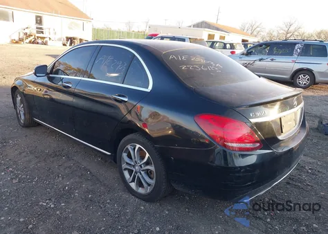 2015 Mercedes-Benz C 300 4Matic/Luxury 4Matic/Sport 4Matic z USA, uszkodzony, nr VIN 55SWF4KB5FU056877